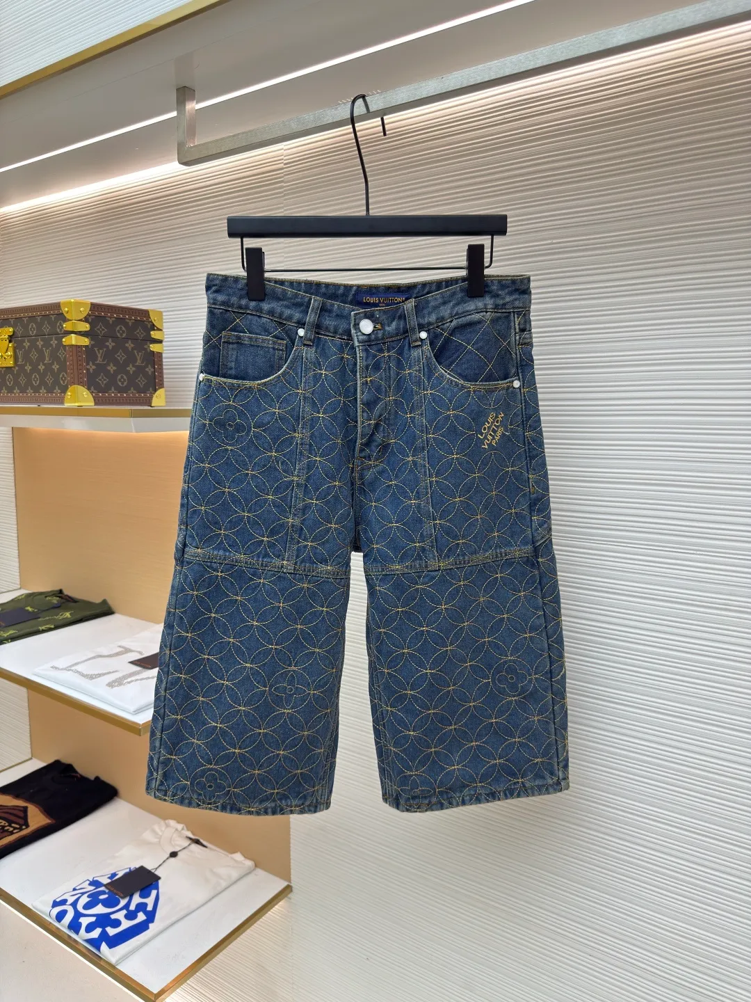 LOUIS VUITTON nigo boot line embroidered denim shorts ●Authentic product: Purchased and developed by 18073 ●Item number: 1680651-A85 ●Fabric: denim fabric ●Technology: jacquard embroidery production ●Version: fitted version ●Weight: about 900 grams ●Size: S-M-L-XL ●Description: Using embroidery pattern stitching, the rice grain full-frame embroidery process is characterized by using fine embroidery techniques to evenly and densely embroider patterns or patterns similar to the size of rice grains on the entire embroidery to achieve full coverage, exquisite and delicate visual effects. During embroidery, the use of stitches and embroidery threads forms small units similar to rice grains. These units are closely arranged to form the overall pattern. The craftsmanship is quite complex, giving people an artistic visual enjoyment. The inner cover is pieced together, and the one that comes into contact with the skin is cotton. The process is cumbersome and synchronized with the original version. The flat nails and door sill buttons are clearly and delicately engraved, the environmentally friendly electroplating adopts a bronze opening and closing design, the back waist leather plate has an iron-moulded pattern with contrasting colors, and is made of genuine first-layer cowhide suede. A full set of new accessories are customized simultaneously, and the details are handled perfectly. The skateboard has a straight design, a loose cut, wide and stylish, focusing on the comfort and freedom of wearing the upper body. Compatible with the same series, exclusive product. The overall wiring is straight and delicate, the fabric is comfortable and soft, and the color is consistent without color difference. It can be matched with the same style to create a fashionable look and control various occasions. Customized accessories, complete with three standards, same style for men and women!